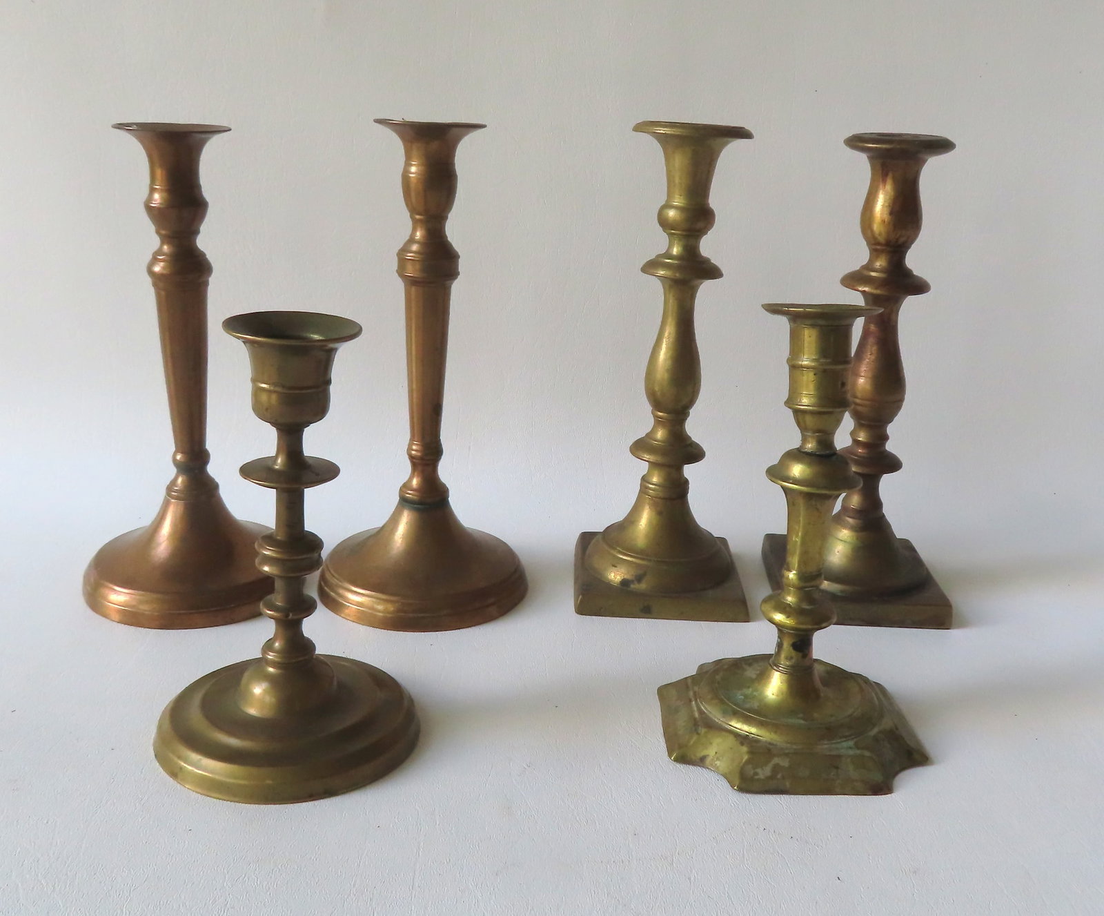 Six early brass candlesticks, 18th and 19th century. Most in good condition. The largest stick (1 of 8)
