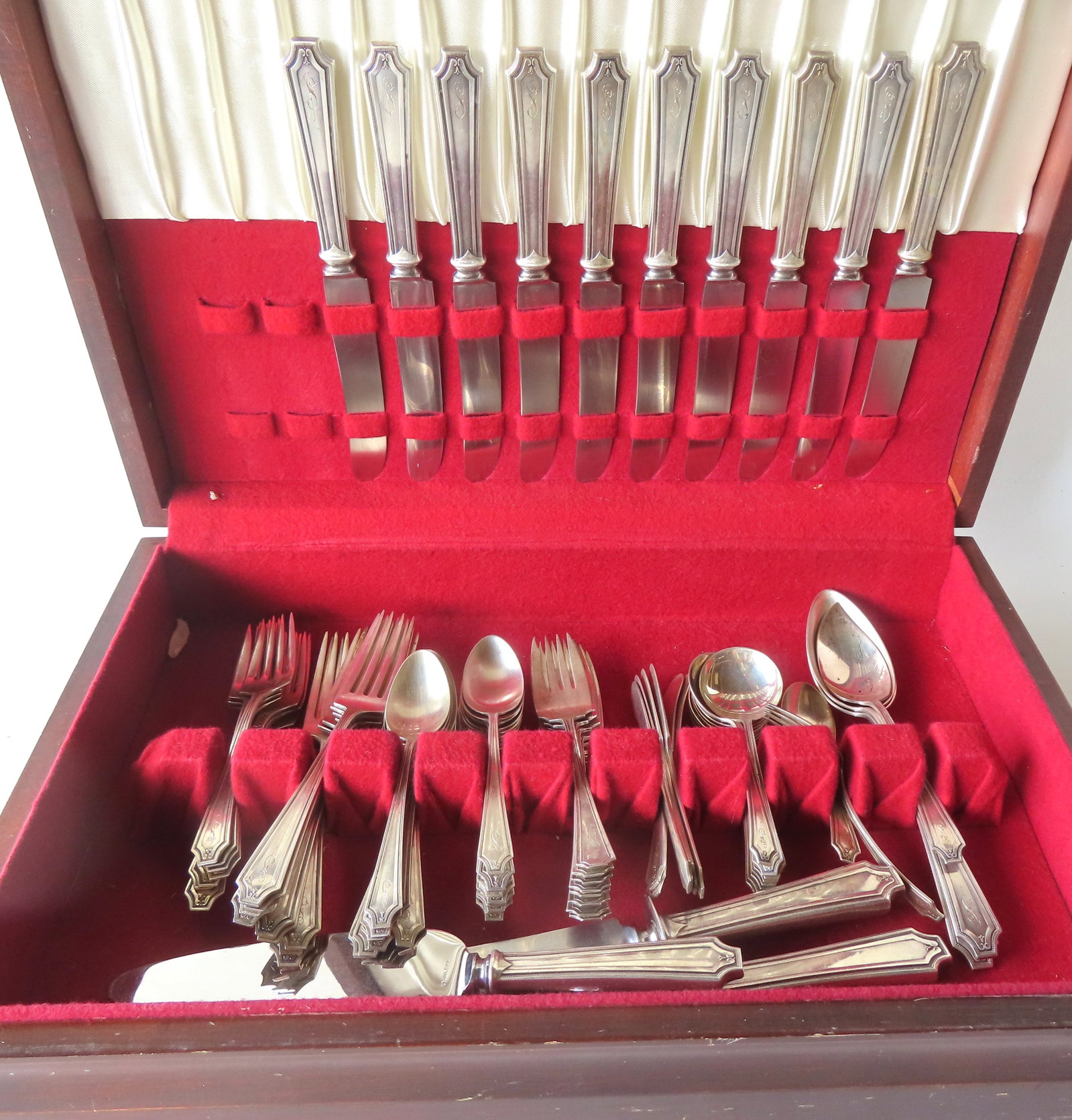 A set of 62 pieces of sterling flatware, all in very good condition. Includes 7 salad forks, 9: A set of 62 pieces of sterling flatware, all in very good condition. Includes 7 salad forks, 9 dinner forks, 19 teaspoons, 8 fish forks, 6 butter knives, 8 bullion spoons, 3 serving spoon, a baby's sp