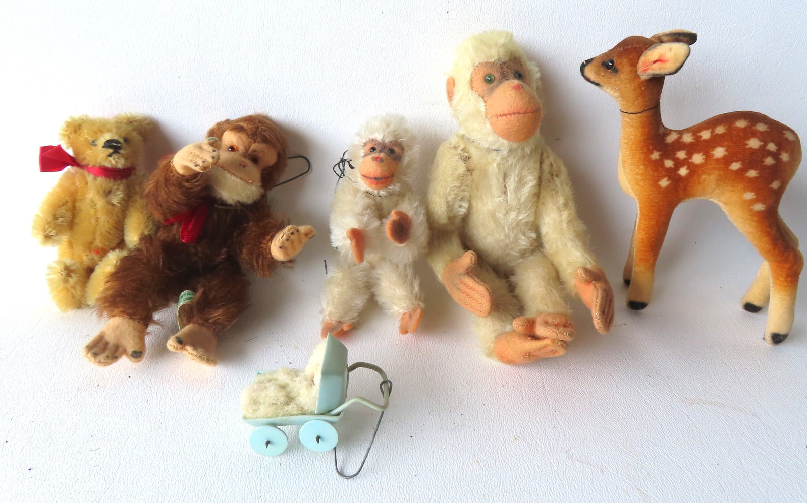 Grouping of 5 miniature stuffed animals, German or Austrian, most missing tags and buttons, circa (1 of 10)