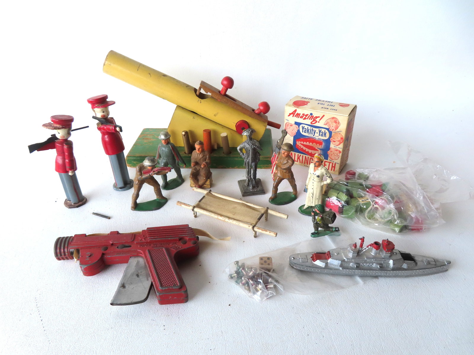 Grouping of miscellaneous vintage toys, most 1940-60. See photos for further information. (1 of 8)