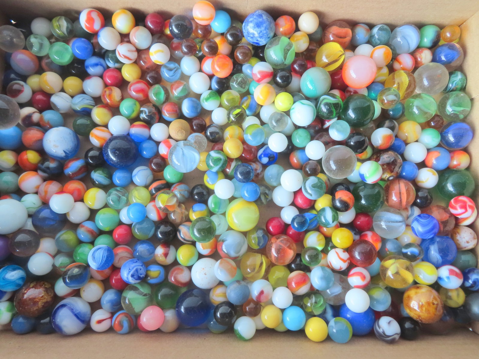 A large grouping of vintage marbles, most circa 1940-60 and in good condition. (1 of 4)