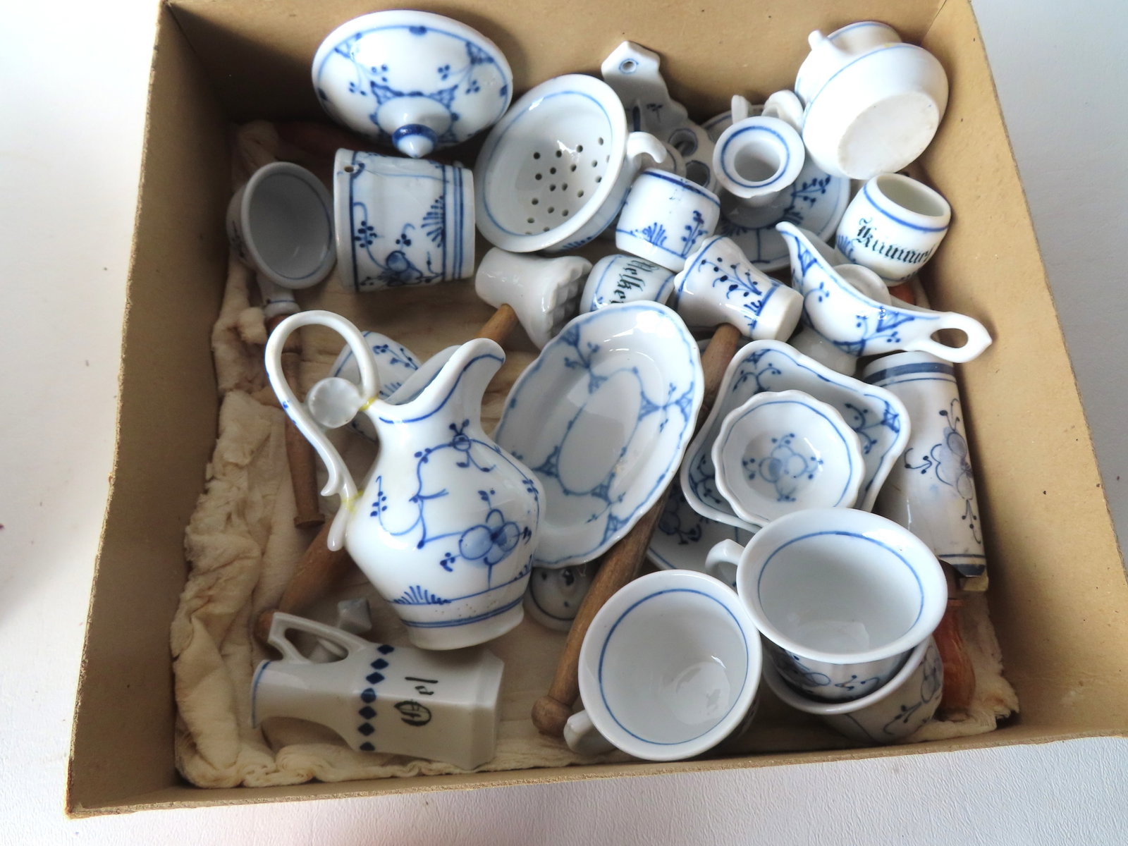 A box of Geman doll's china, similar pattern to Blue Onion. Most pieces in good condition, but some: A box of Geman doll's china, similar pattern to Blue Onion. Most pieces in good condition, but some with damage- see photos.