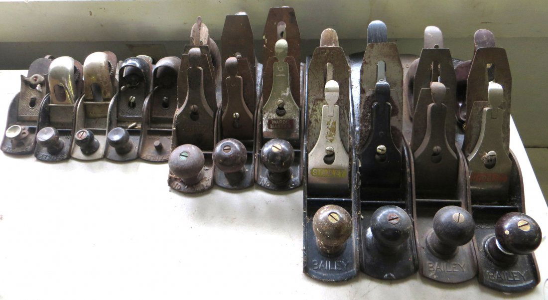 Collection of 12 iron bench planes including Stanley Be: Collection of 12 iron bench planes including Stanley Bed Rock no. 604, other Stanley planes, Ward Master, etc.