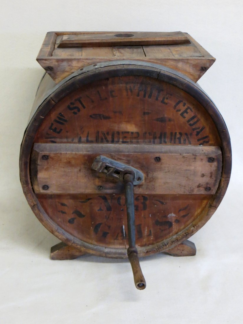 Table top butter churn with stenciling "New Style -: Table top butter churn with stenciling "New Style - White Cedar - Butter CHurn - No. 3 - 7 Gals. Good working condition.