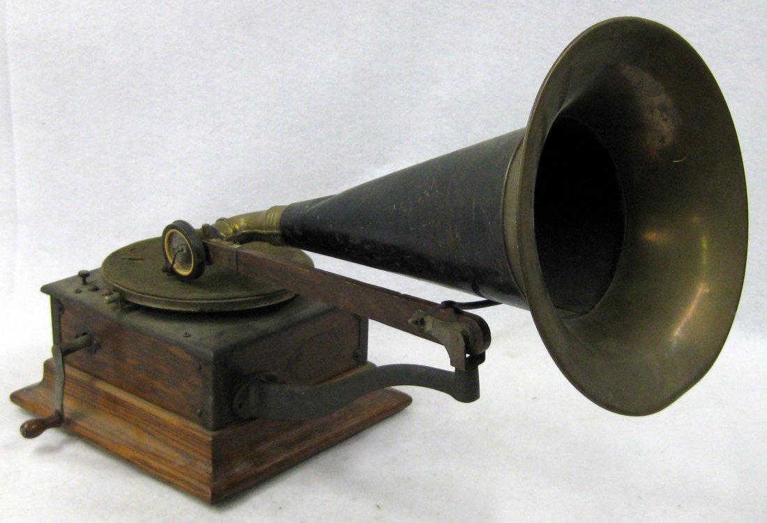 Small oak table top "Victor Talking Machine Co. Type R: Small oak table top "Victor Talking Machine Co. Type R / 2516" with original horn (horn has dent and minor paint loss). Works, but no needle in head - missing 1 screw for horn support. Wooden box size