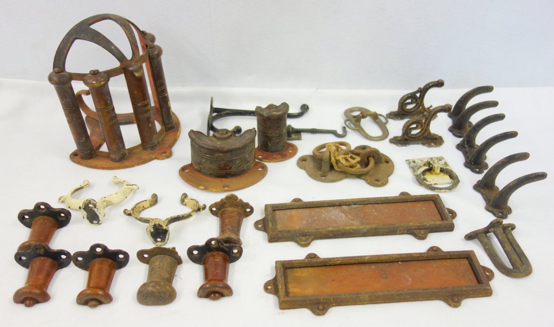 Grouping of horse related articles including large (1 of 5)