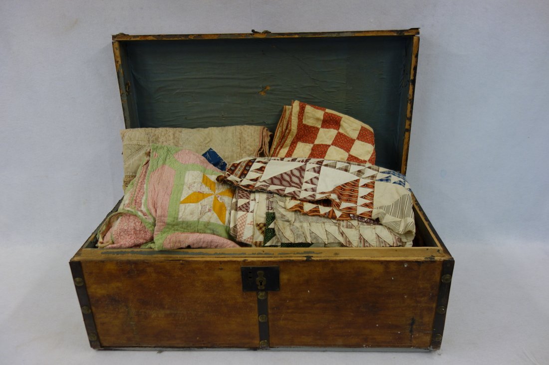 Stagecoach trunk with 3 quilts - all fair condition, (1 of 10)