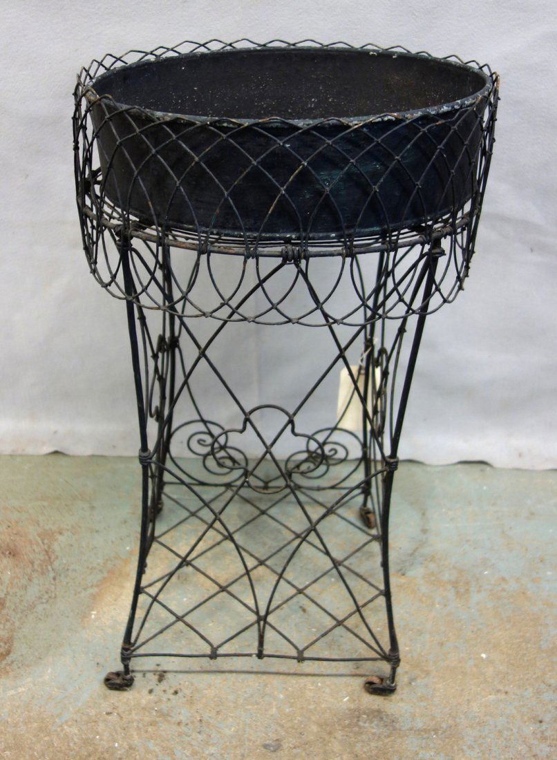 Victorian single tier round wire planter with tin liner (1 of 3)
