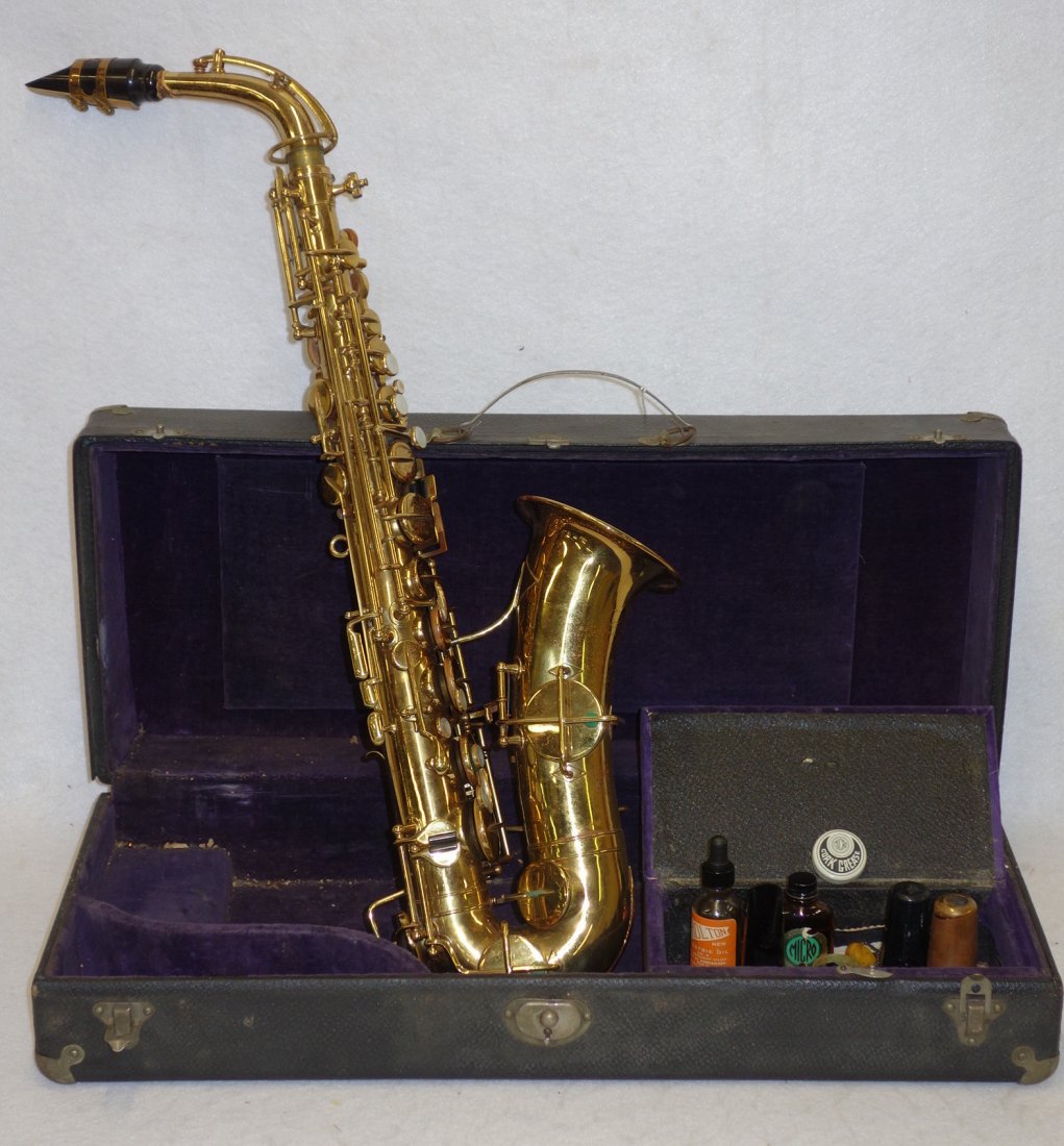 " Wurlitzer American" saxophone #24977 "Low Pitch" in: " Wurlitzer American" saxophone #24977 "Low Pitch" in original case. Good condition.
