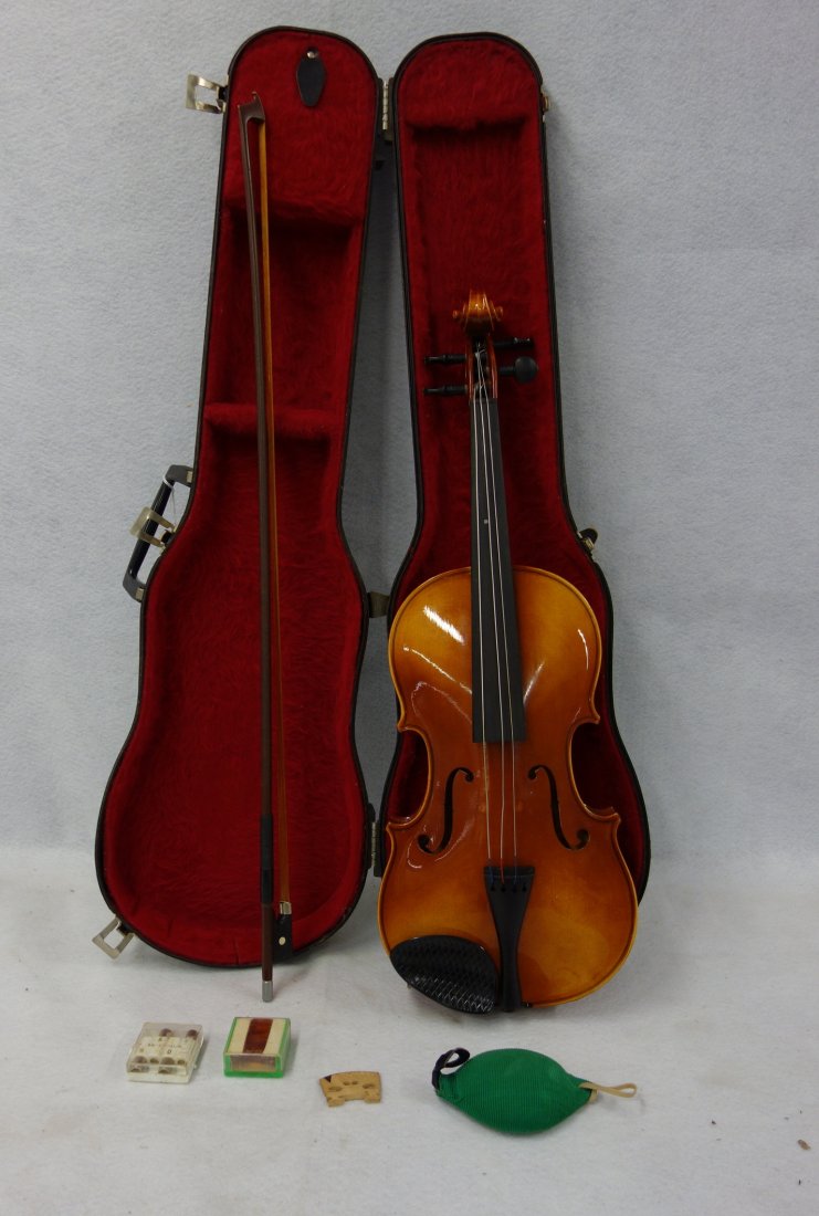 Czechoslovakian violin with bow and caring case - 23: Czechoslovakian violin with bow and caring case - 23 1/2"L. Paper label inside the violin reads " Josef Lorenz Luby (Schonback) Czechoslovakia". Very good condition.