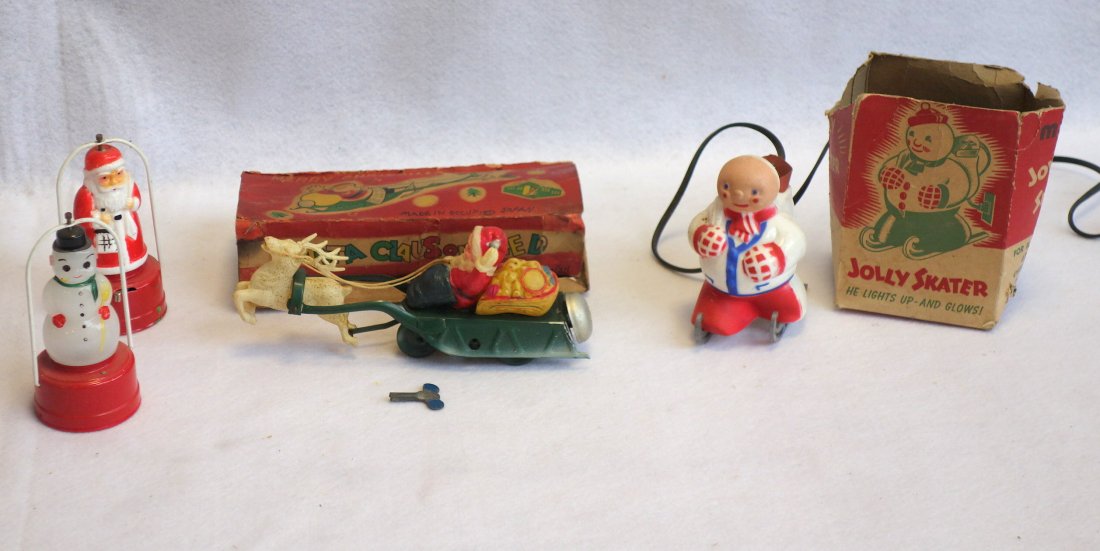 Grouping of Christmas decorations including 2 battery (1 of 4)