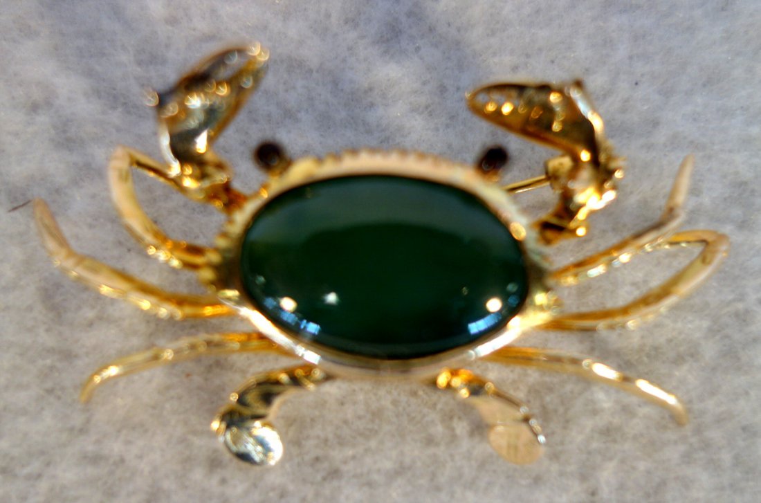 14K gold broach in the form of a crab with mounted: 14K gold broach in the form of a crab with mounted green stone. Excellent condition. 1.75"L.