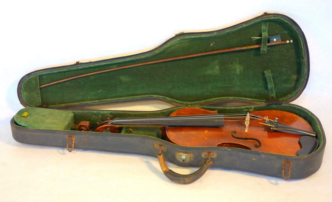 Maple violin, bow and hard case. The violin has a paper: Maple violin, bow and hard case. The violin has a paper label "Antonius Stradivarius Cremonenfis Faciebal Anno 17..", the bow is unmarked. Case and violin are in good condition.