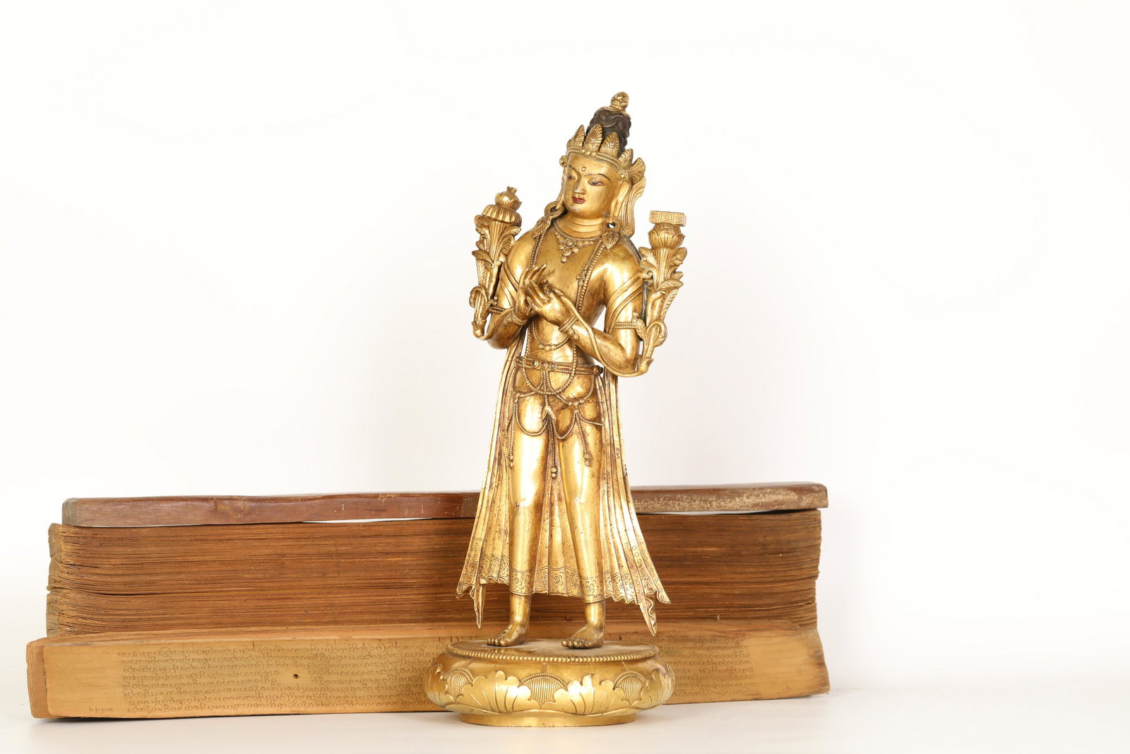 Gilt bronze Mongolian Buddha: This Buddha statue has a round face and a solemn charm. Wide shoulders and thin waist, thick body, dignified statues, extraordinary tolerance, fine carvings and patterns, unique style, and good gildin