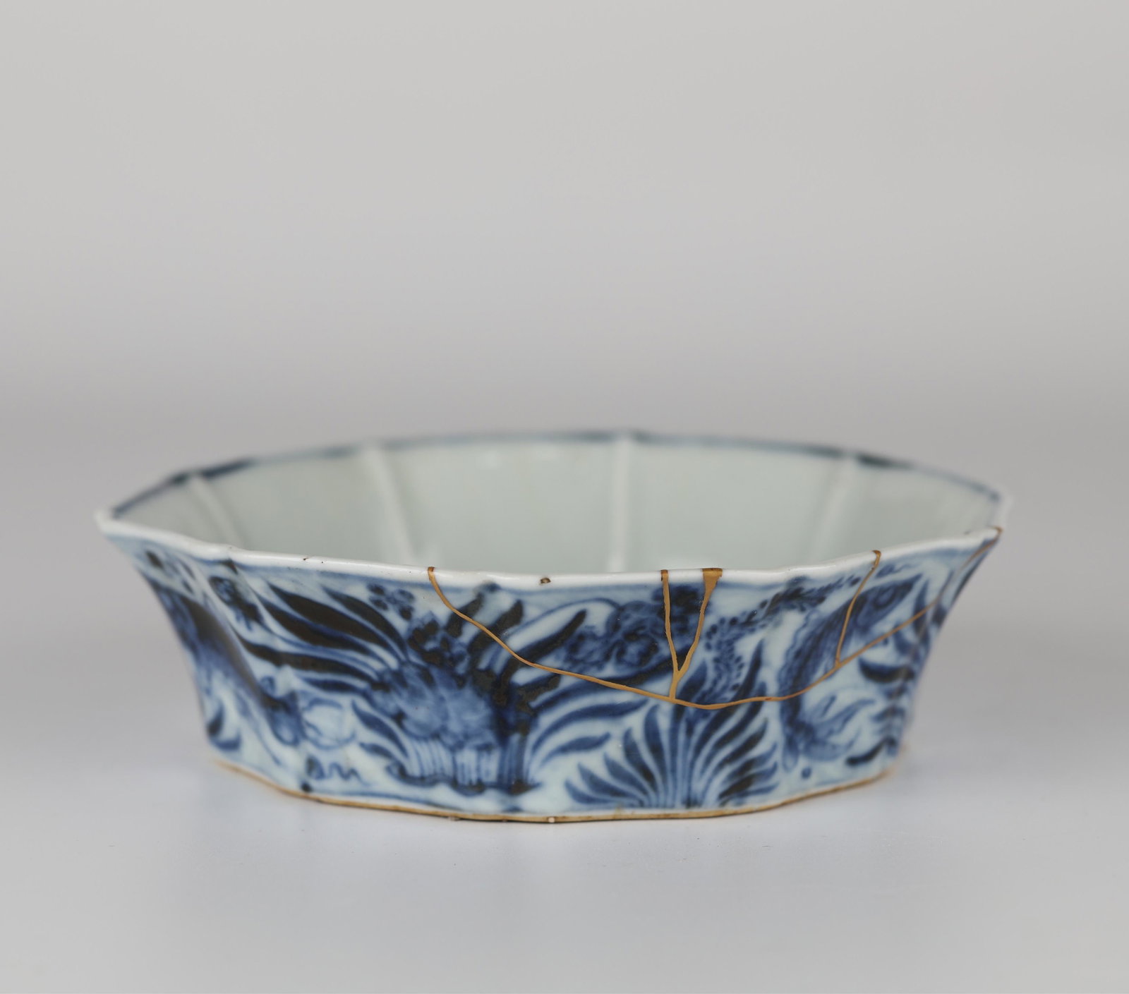 Ming£¬Blue and white porcelain wash: the decoration is clear, it has a strong decorative pattern effect, the painting is neat and delicate, the blue and white hair color is pure and gorgeous, stable and thick, and the glaze is even and c