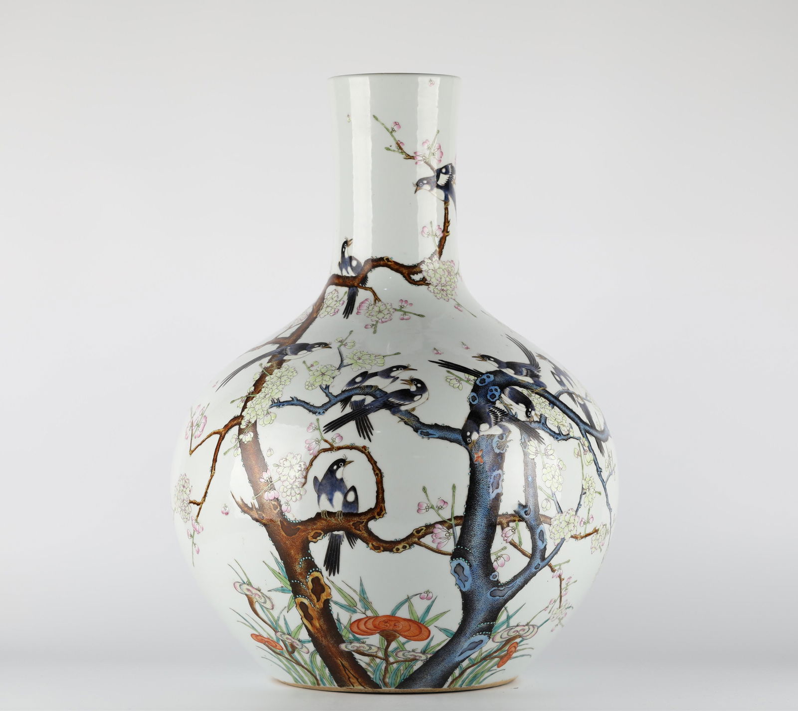 Chinese Fencai glazed porcelain vases with Twelve magpie patterns, 18th century (1 of 9)
