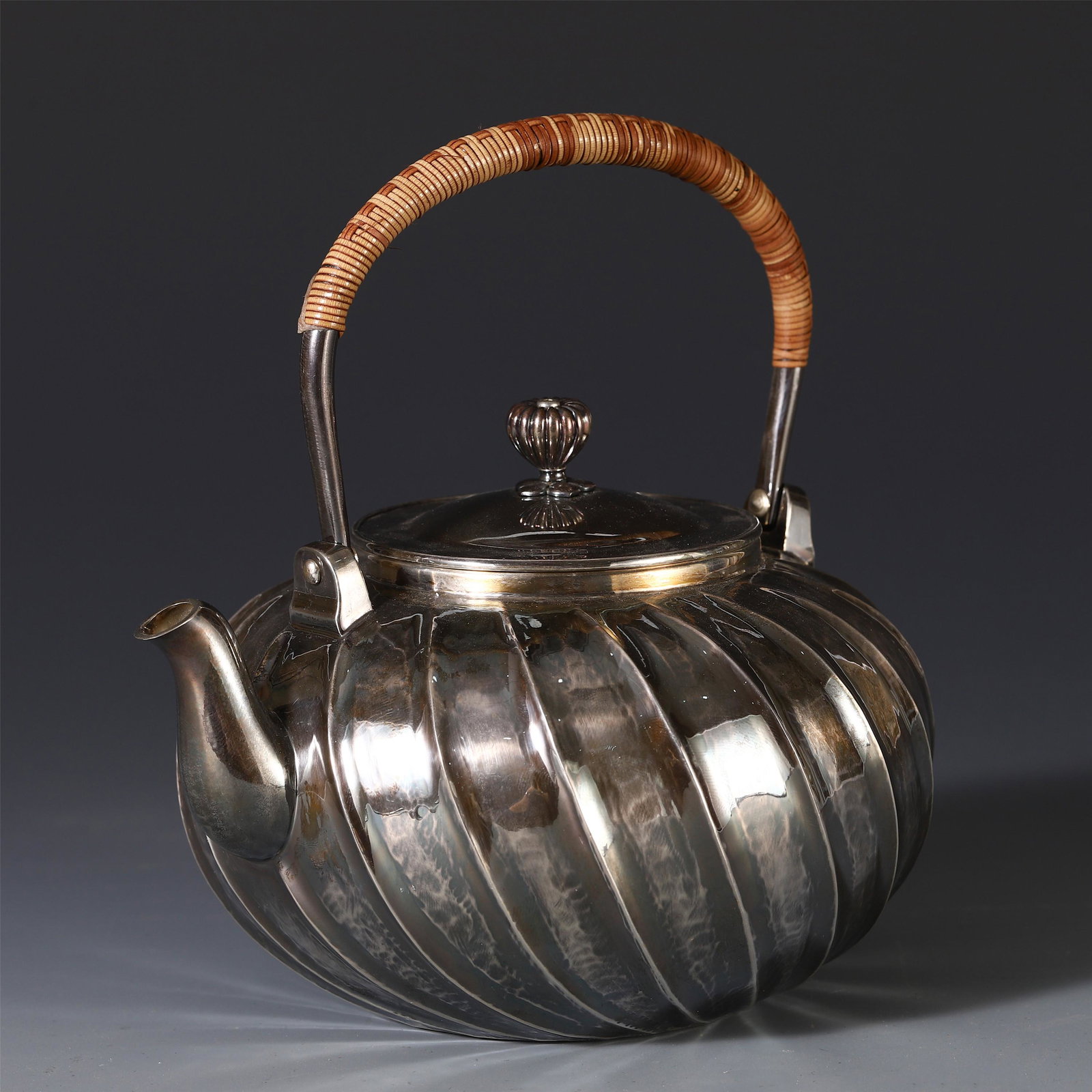 A CHINESE PURE SILVER CARVED LONG HANDLE KETTLE: H. 15.2 cm. L. 15 cm. W. 12.7 cm. Weight 450 gram.