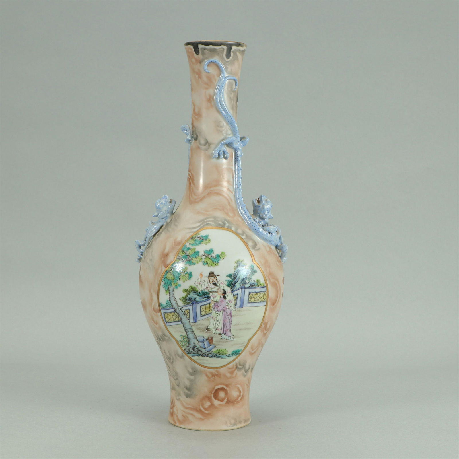 CHINESE WOOD PATTERN PORCELAIN FAMILLE ROSE FLOWER: H. 36 cm. W. 12.5 cm.