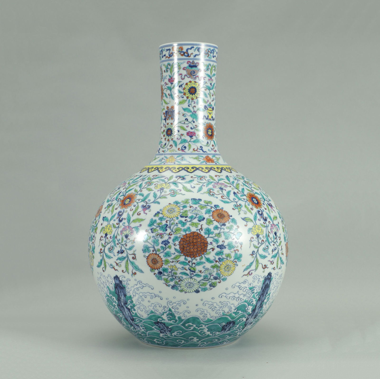 CHINESE PORCELAIN FAMILLE ROSE FLOWER WAVE PATTERN: H. 58 cm. W. 35 cm.