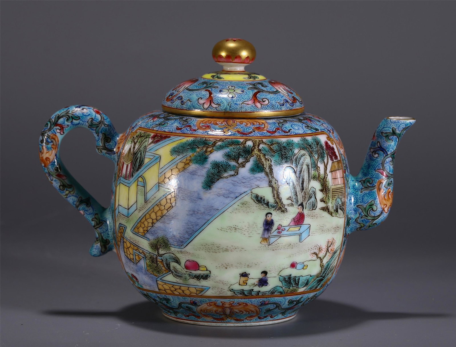 A CHINESE FIGURE AND STORY POEM WUCAI PORCELIAN KETTLE: L. 17 cm. W. 10.5 cm. H. 12 cm. Weight 420 gram.