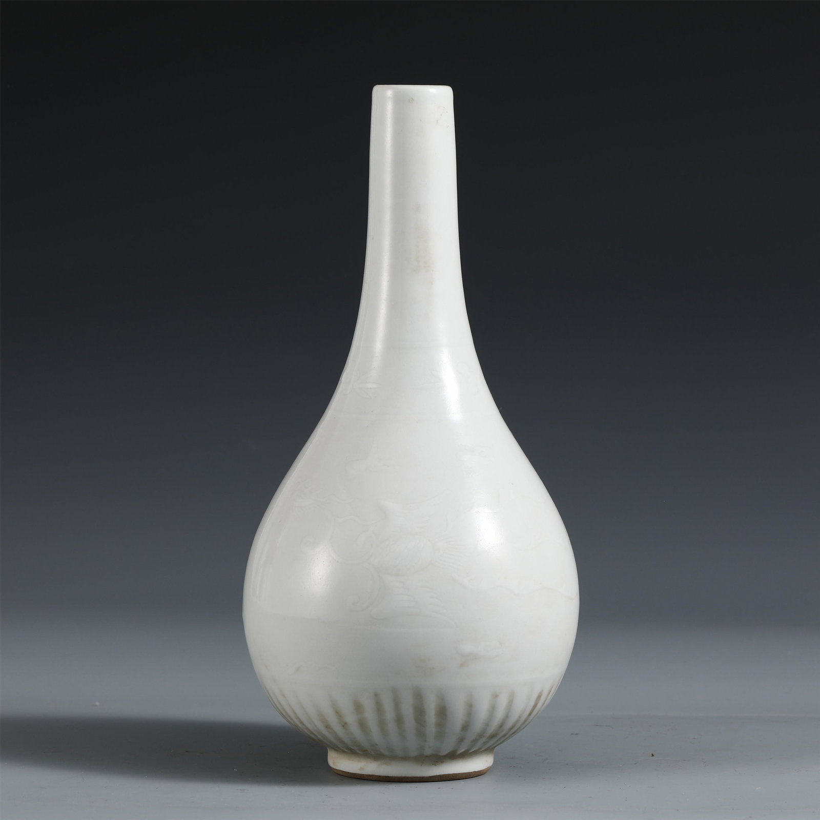 A CHINESE WHITE GLAZED PHOENIX PATTERN PORCELAIN VASE: H. 23.5 cm. Diam. 10.2 cm. Weight 540 gram.