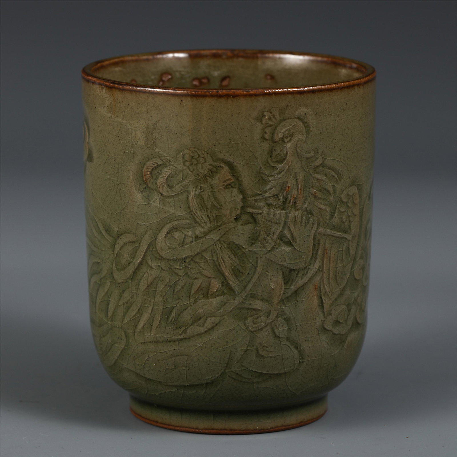 A CHINESE FIGURE AND PHOENIX PATTERN TEADUST GLAZED CUP: H. 9.5 cm. Diam. 7.8 cm. Weight 290 gram.