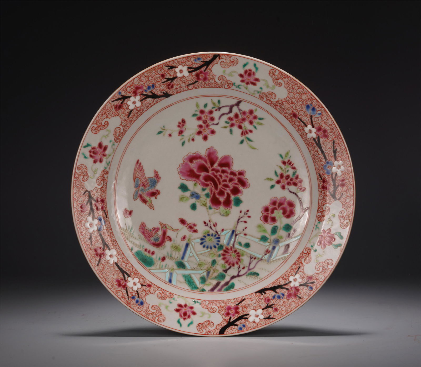 A CHINESE FAMILLE ROSE FLOWER PATTERN DISH: Diam. 23 cm.