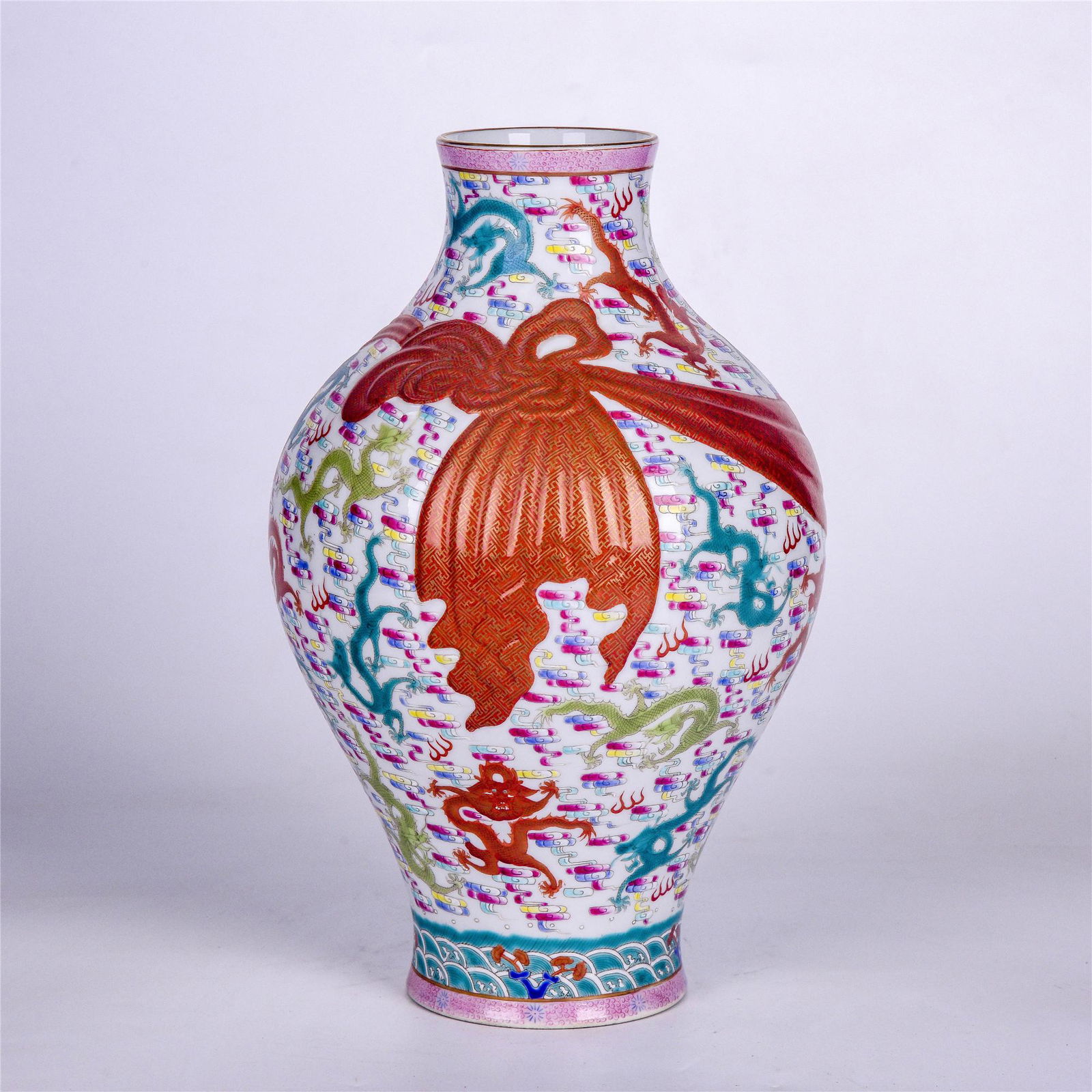 CHINESE FAMILLE ROSE DRAGON PATTERN PORCELAIN GUANYIN: H. 29 cm. W. 17 cm.