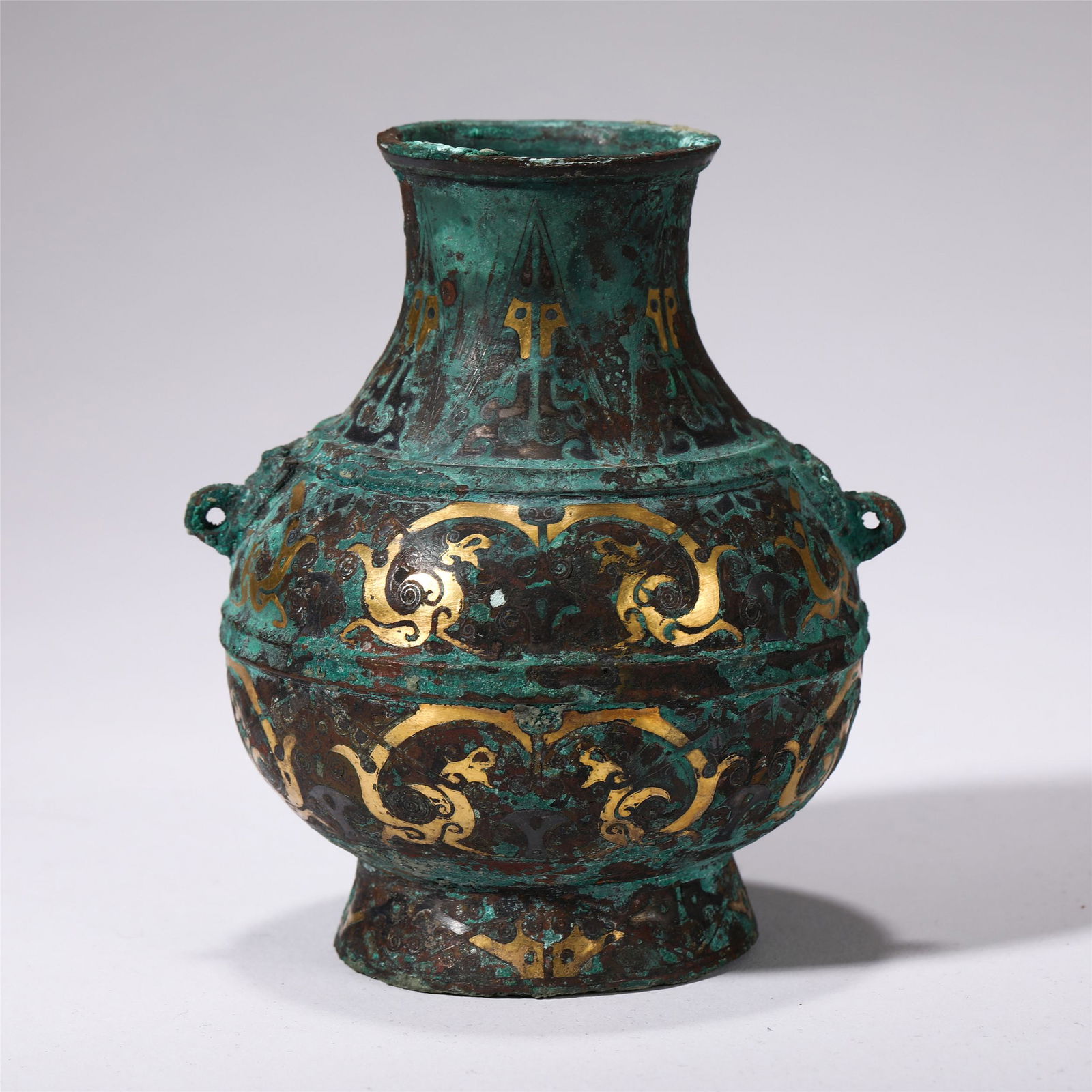 CHINESE SILVER AND GOLD BEAST PATTERN BRONZE VASE: H. 11 cm. Diam. 9.2 cm. Weight 430 gram.