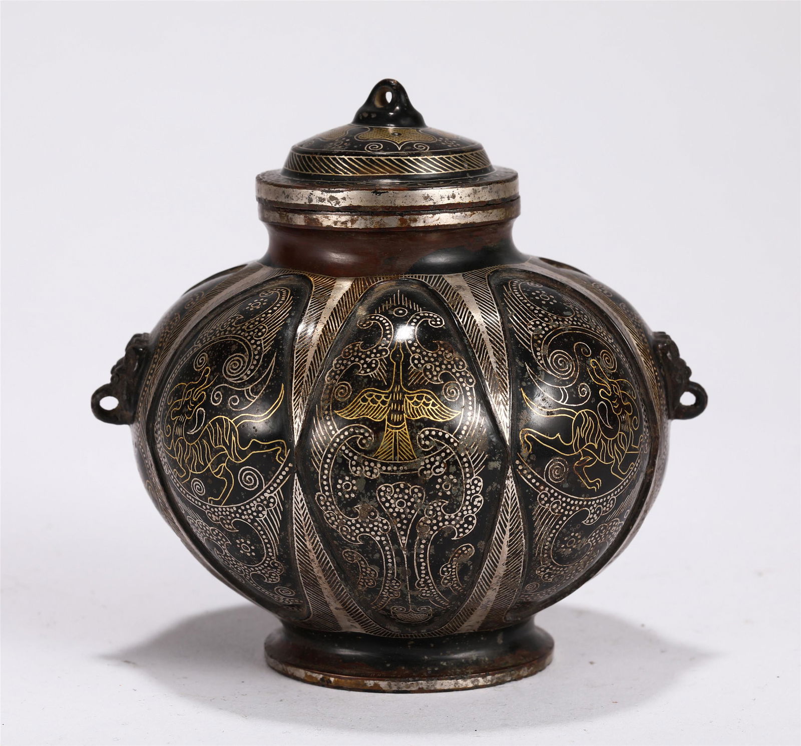 CHINESE GOLD-AND-SILVER BEAST PATTERN BRONZE LIDDED: H. 9 cm. Diam. 9.6 cm. Weight 480 gram.