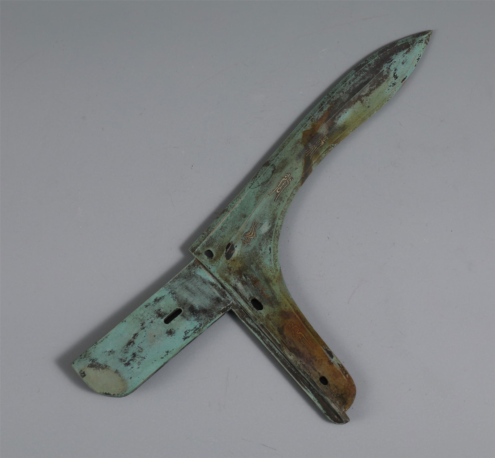 CHINESE BRONZE DAGGER-AXE INLAID WITH GOLD PATTERNS: L. 29.8 cm. W. 15 cm. T. 0.9 cm. Weight 390 gram.