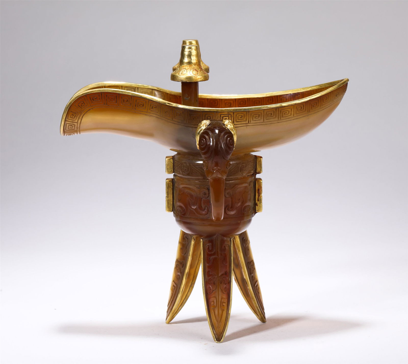 CHINESE AGATE GOLD-INLAID BEAST PATTERN JUE-SHAPED CUP: H. 16.5 cm. L. 17.3 cm. W. 9.6 cm. Weight 370 gram.