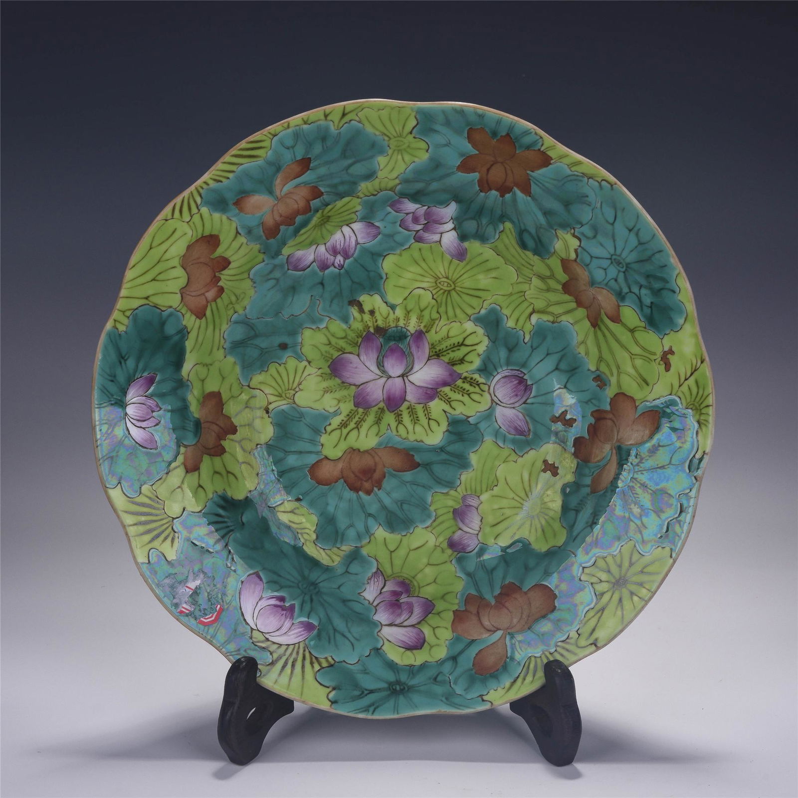 CHINESE GREEN GROUND FAMILLE ROSE LOTUS PATTERN: H. 4.5 cm. W. 23 cm.