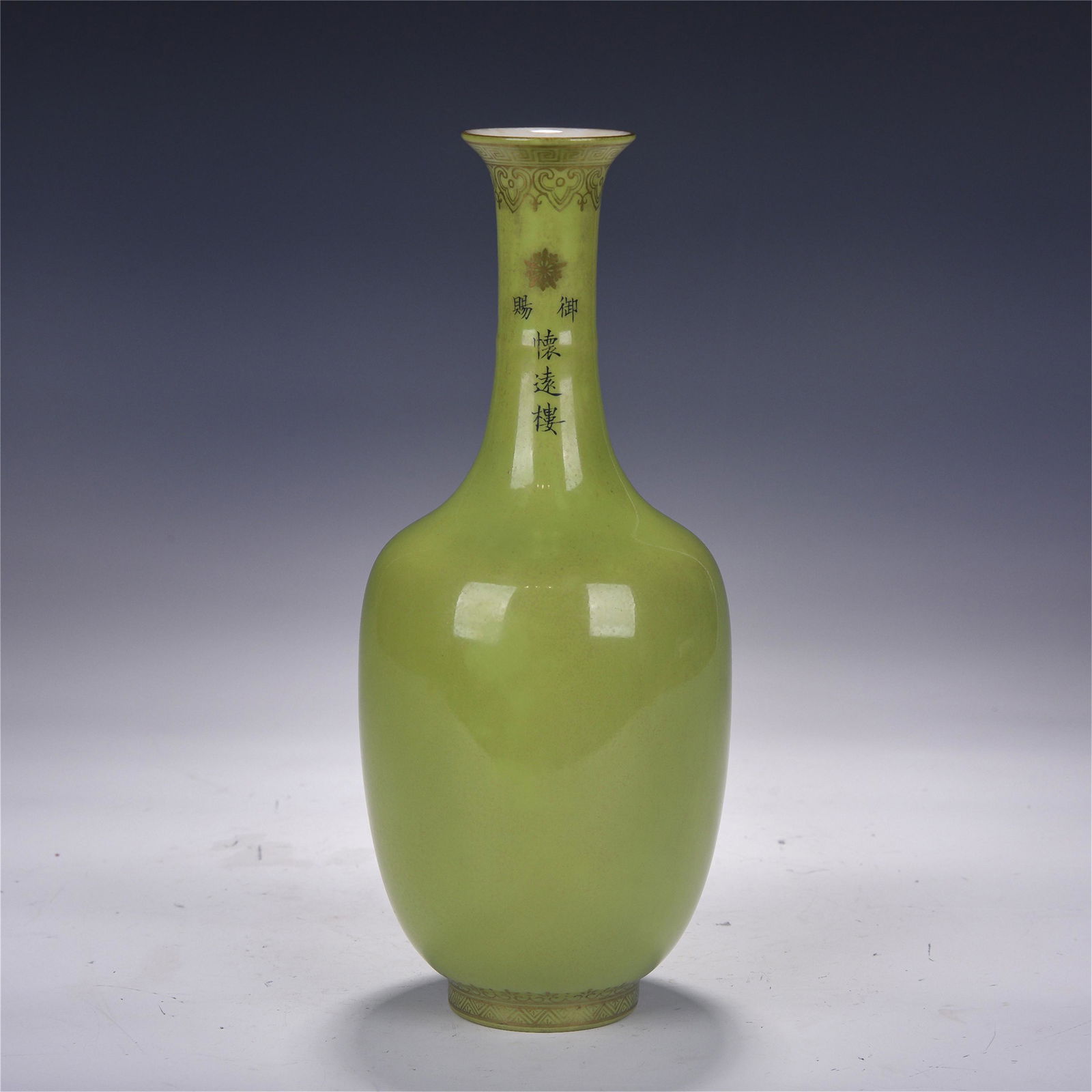 CHINESE APPLE GREEN GLAZE GOLD-PAINTED PATTERN LONG: H. 20.5 cm. W. 8.5 cm.