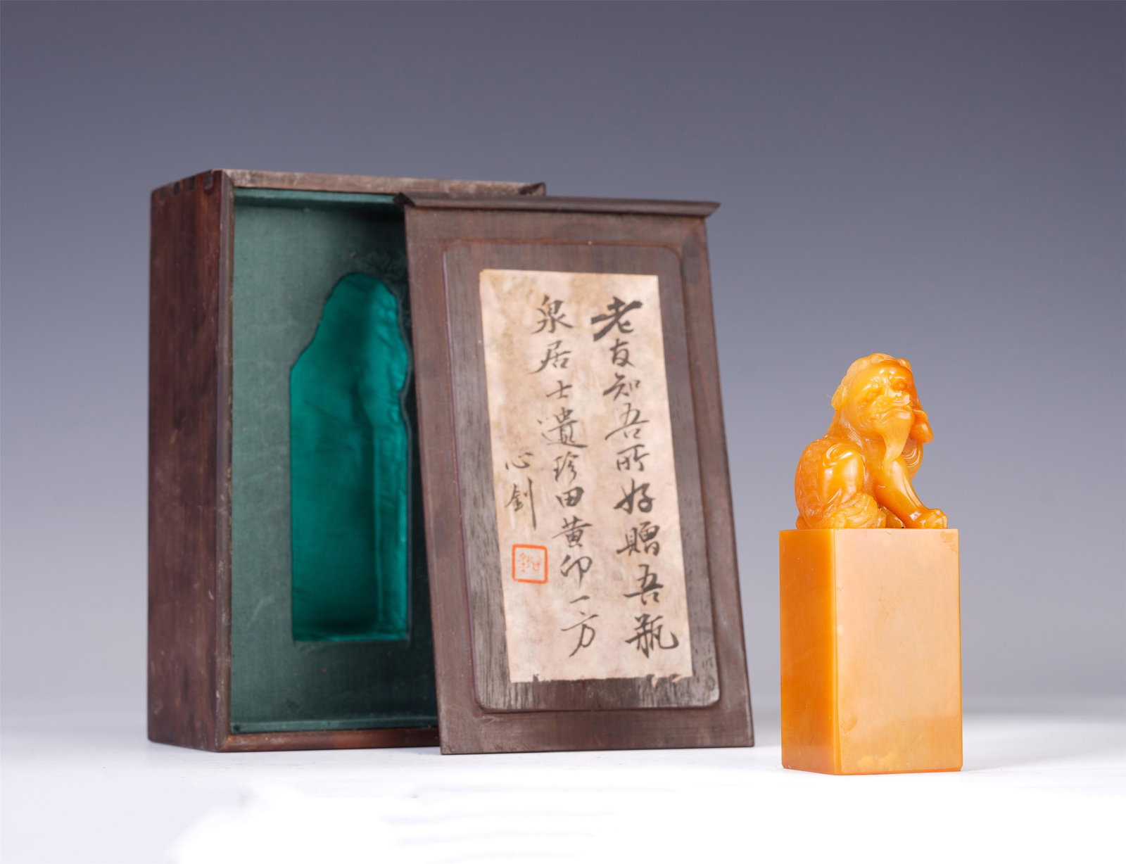 A CHINESE CARVED SOAPSTONE SQUARE SEAL: 3.5x3x10.5 cm. Weight 229 gram.