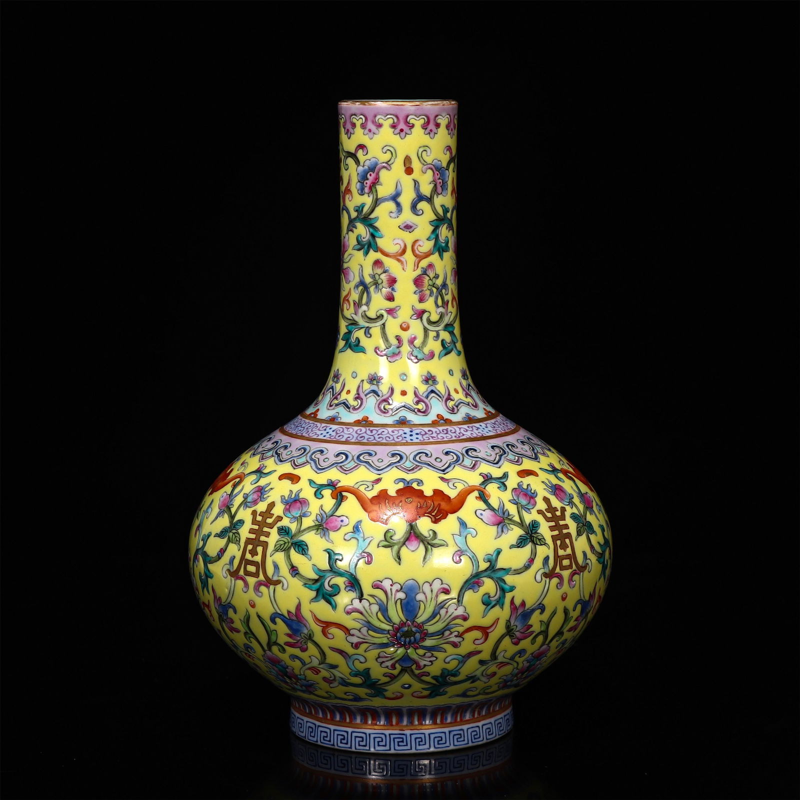 A CHINESE FAMILLE ROSE PATTERNS PORCELAIN VASE: H. 17.3 cm. W. 11 cm.
