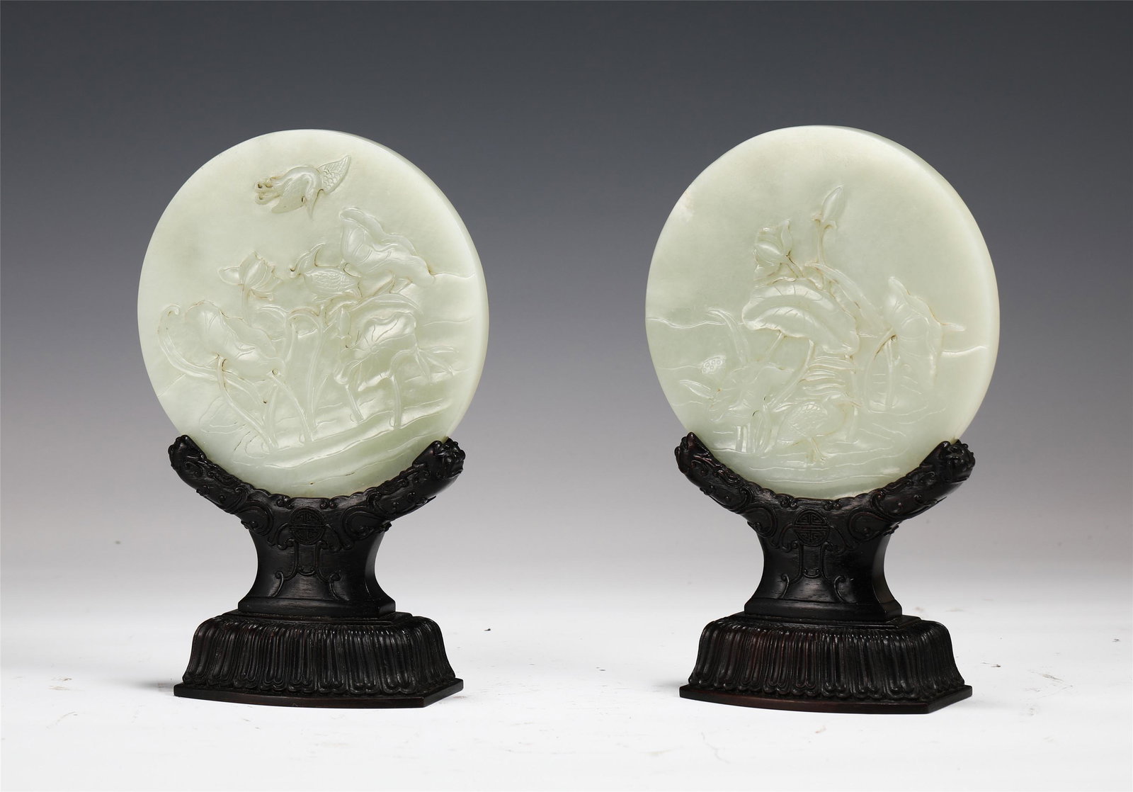 A PAIR OF CHINESE ROUND JADE TABLE SCREENS: H. 19 cm. L. 13 cm. W. 5.5 cm. Each Weight 470 gram.