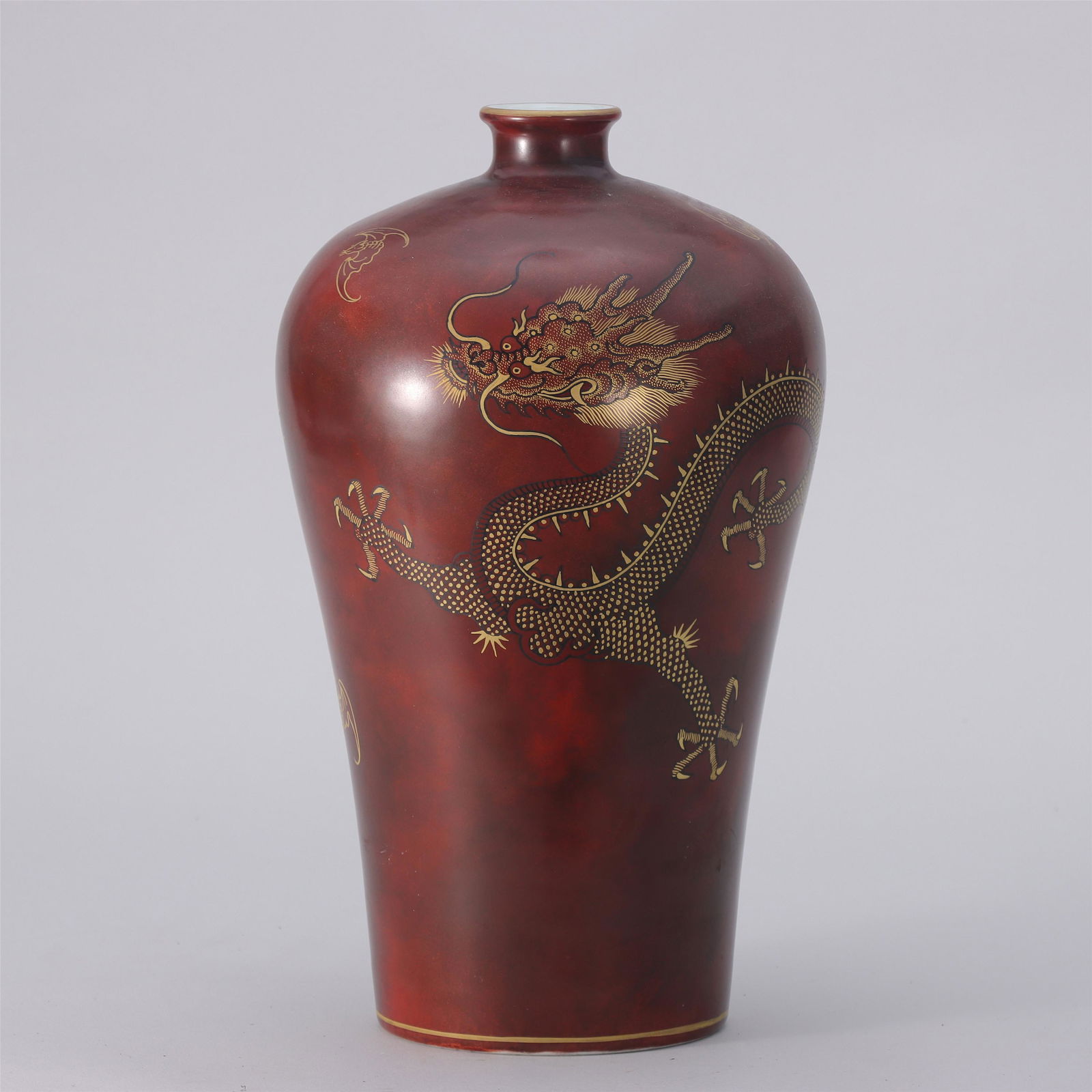 A CHINESE GOLD PAINTED DRAGON PATTERN PORCELAIN VASE: H. 32 cm. W. 19 cm.