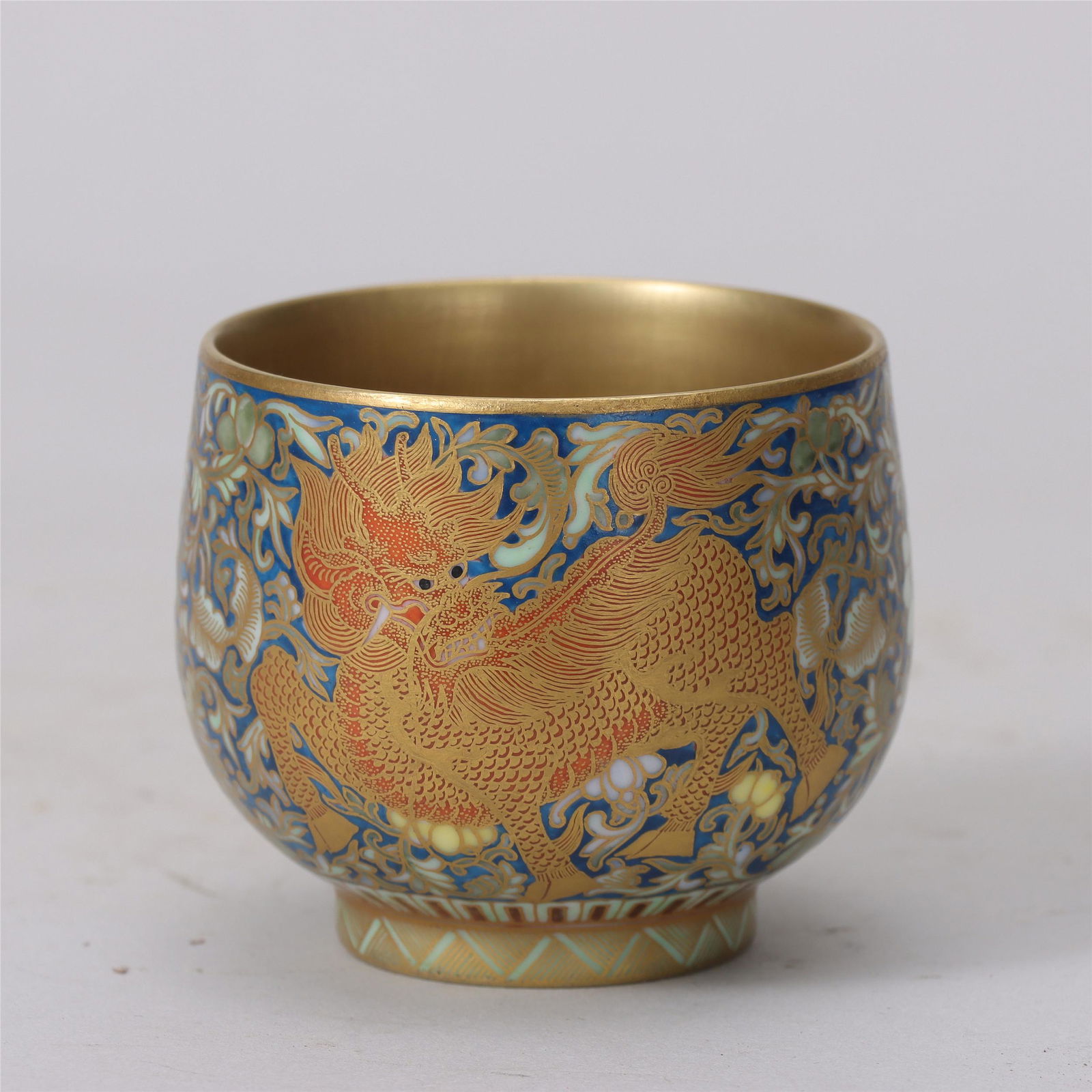 A CHINESE GOLD GLAZE BEAST PATTERN PORCELAIN CUP: H. 6 cm. W. 7 cm.