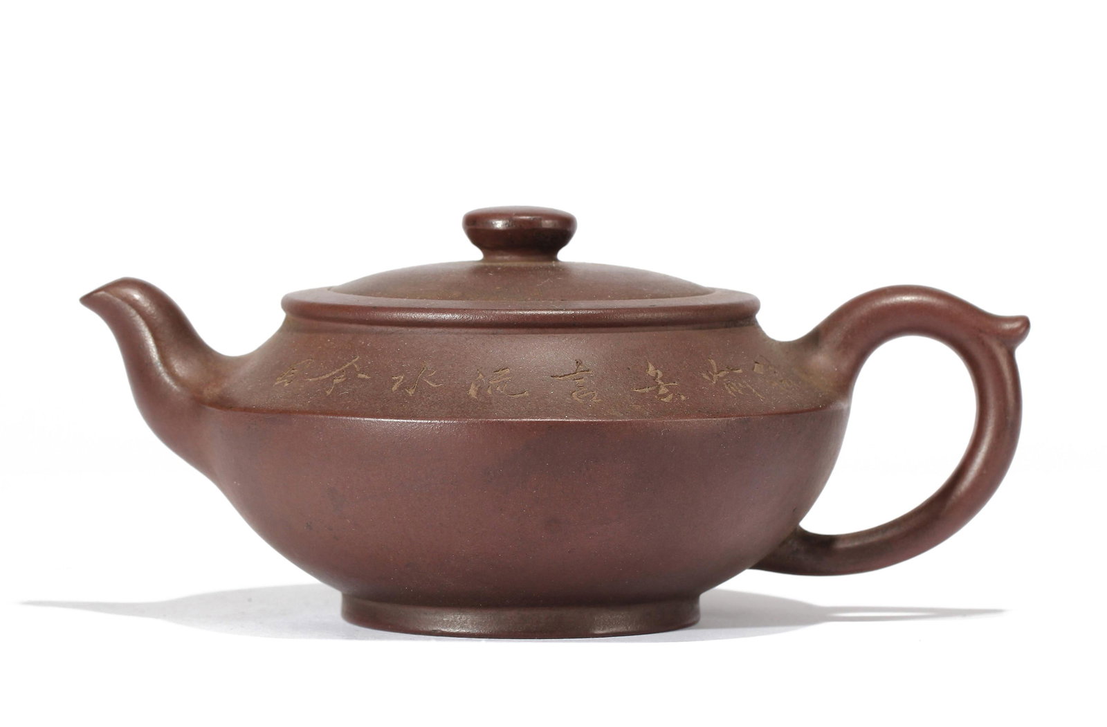 A CHINESE ZISHA CLAY TEAPOT: L. 18 cm. W. 13 cm. H. 8 cm. Weight 320 gram.