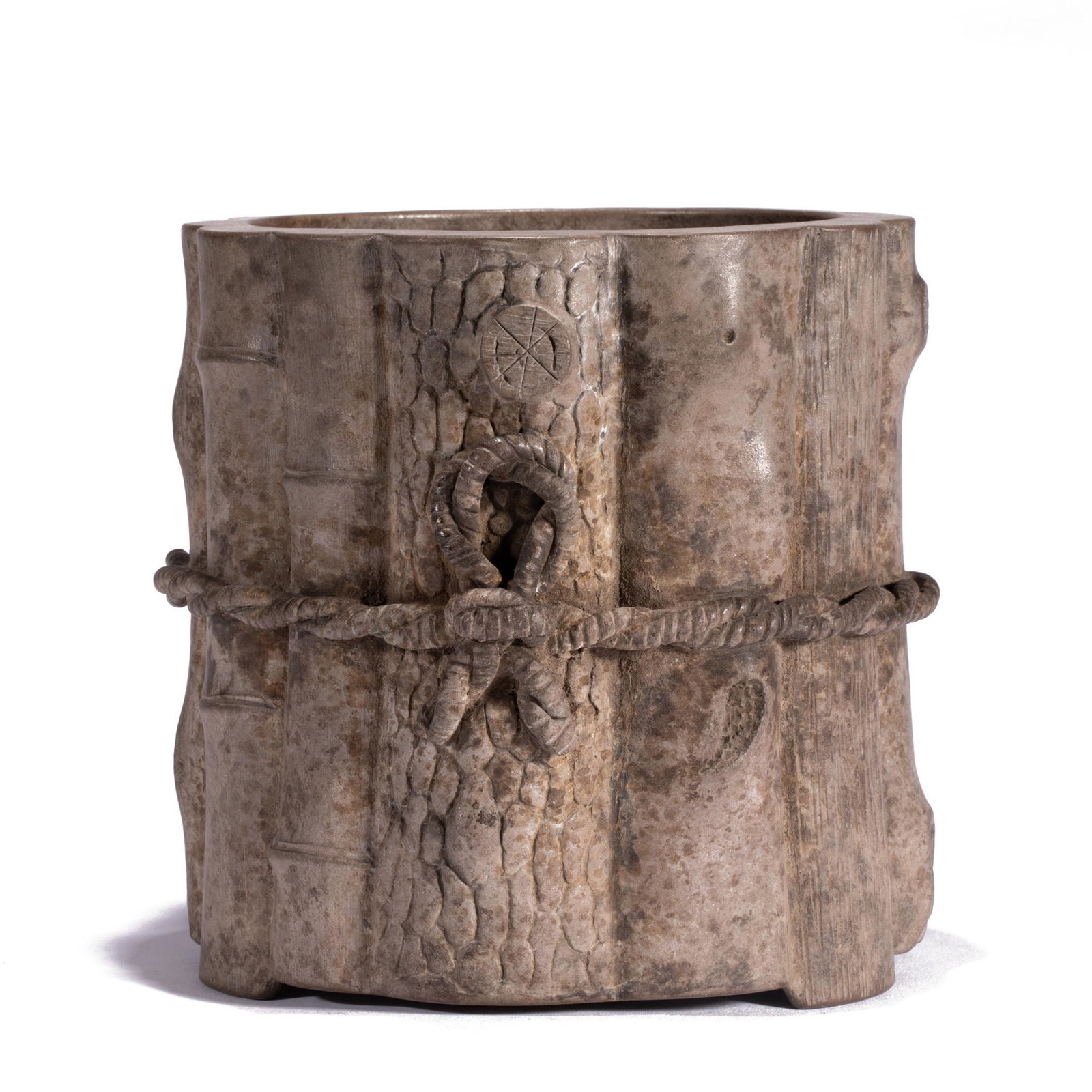A CHINESE BRUSH POT: W. 13 cm. H. 14 cm. Weight 1080 gram.