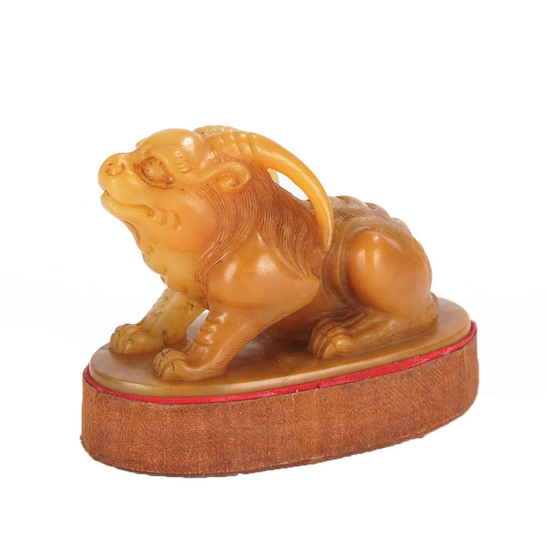 A CHINESE SOAPSTONE BEAST SEAL: 6.5x3x5 cm. Weight 117 gram.