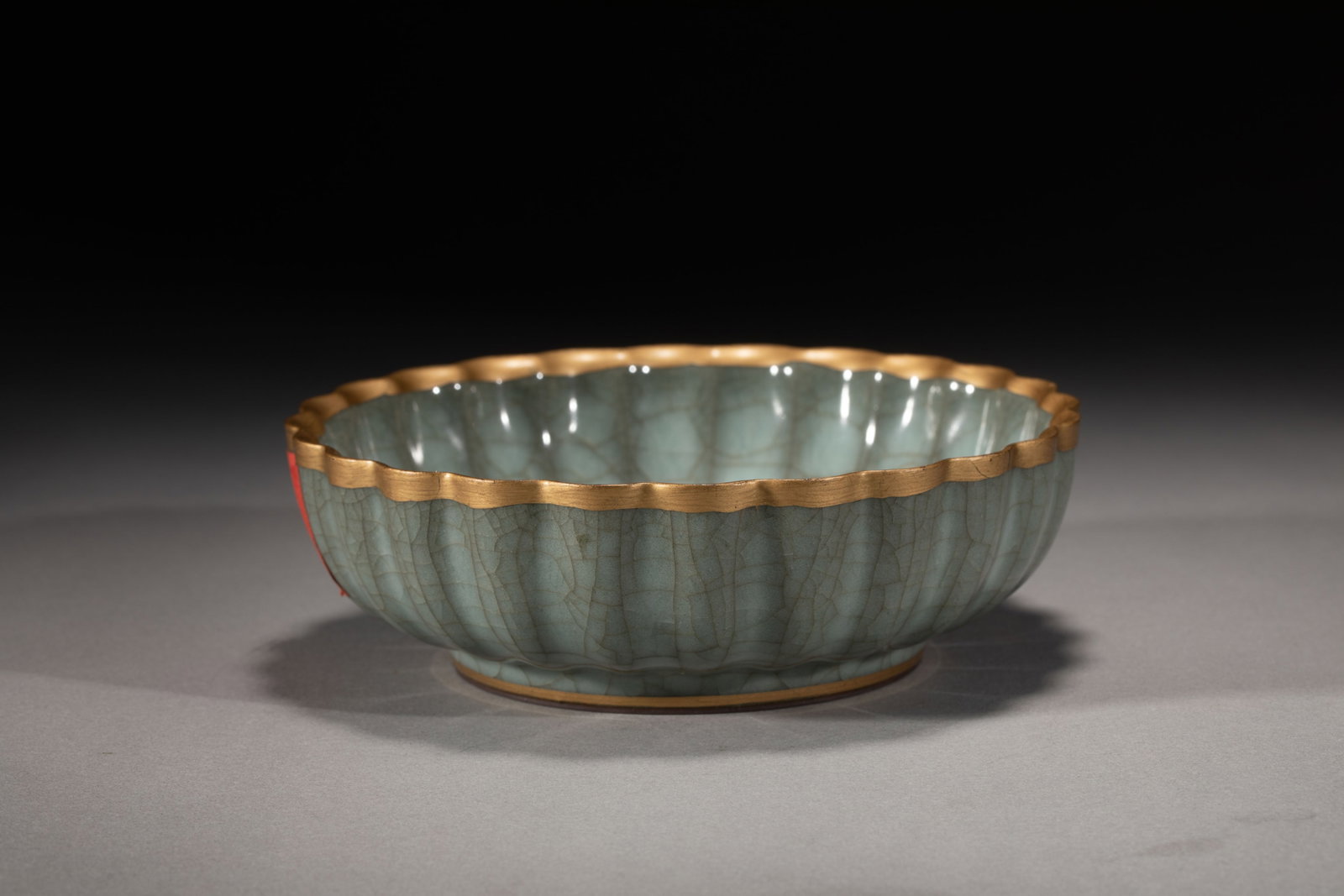 A CHINESE GUAN TYPE GLAZE PORCELAIN GOLD PAINTED BOWL: L. 15.5 cm. W. 15.5 cm. H. 5.3 cm. Weight 420 gram.