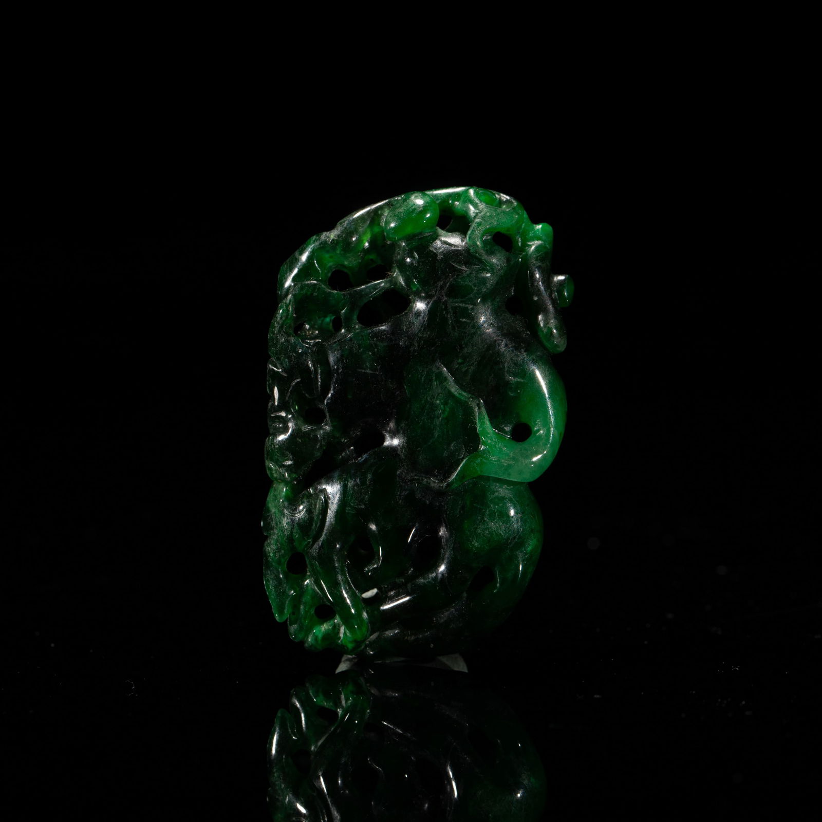 A CHINESE JADEITE PENDENT: L. 3.8 cm. W. 1.2 cm. H. 5.8 cm. Weight 40 gram.