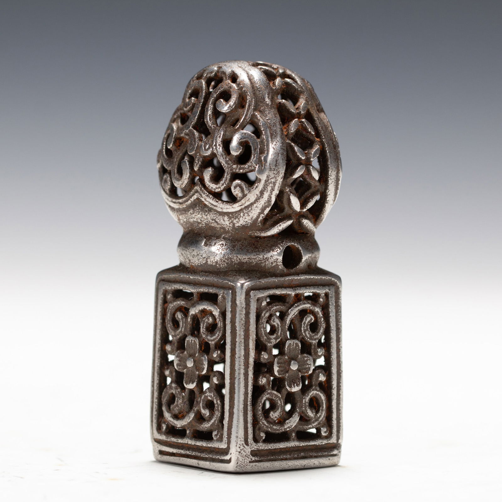 A SILVER SEAL: L. 2 cm. W. 2 cm. H. 6 cm. Weight 40 gram.