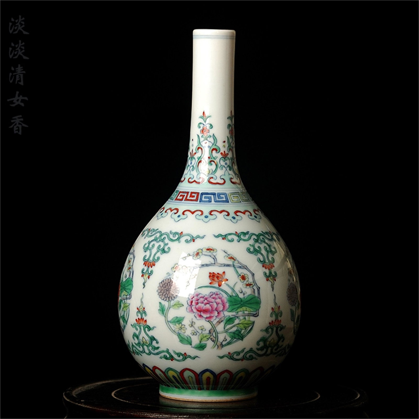 A Chinese Dou-Cai Glazed Porcelain Vase: Ht. 20cm, Wd. 10cm,