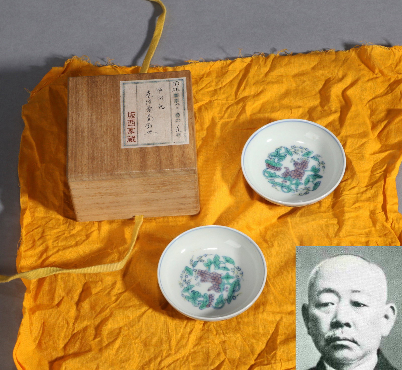 A Pair of Chinese Dou-Cai Glazed Porcelain Plates: D:8.5cm