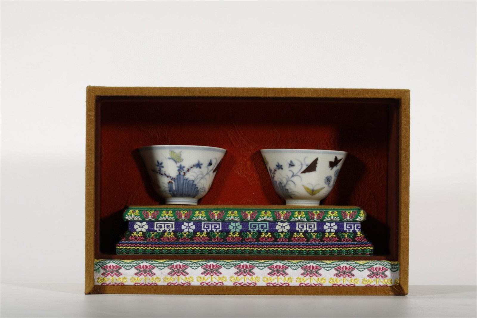 A Pair of Chinese Dou-Cai Porcelain Cups: Ht. 5cm,Wd. 7cm,