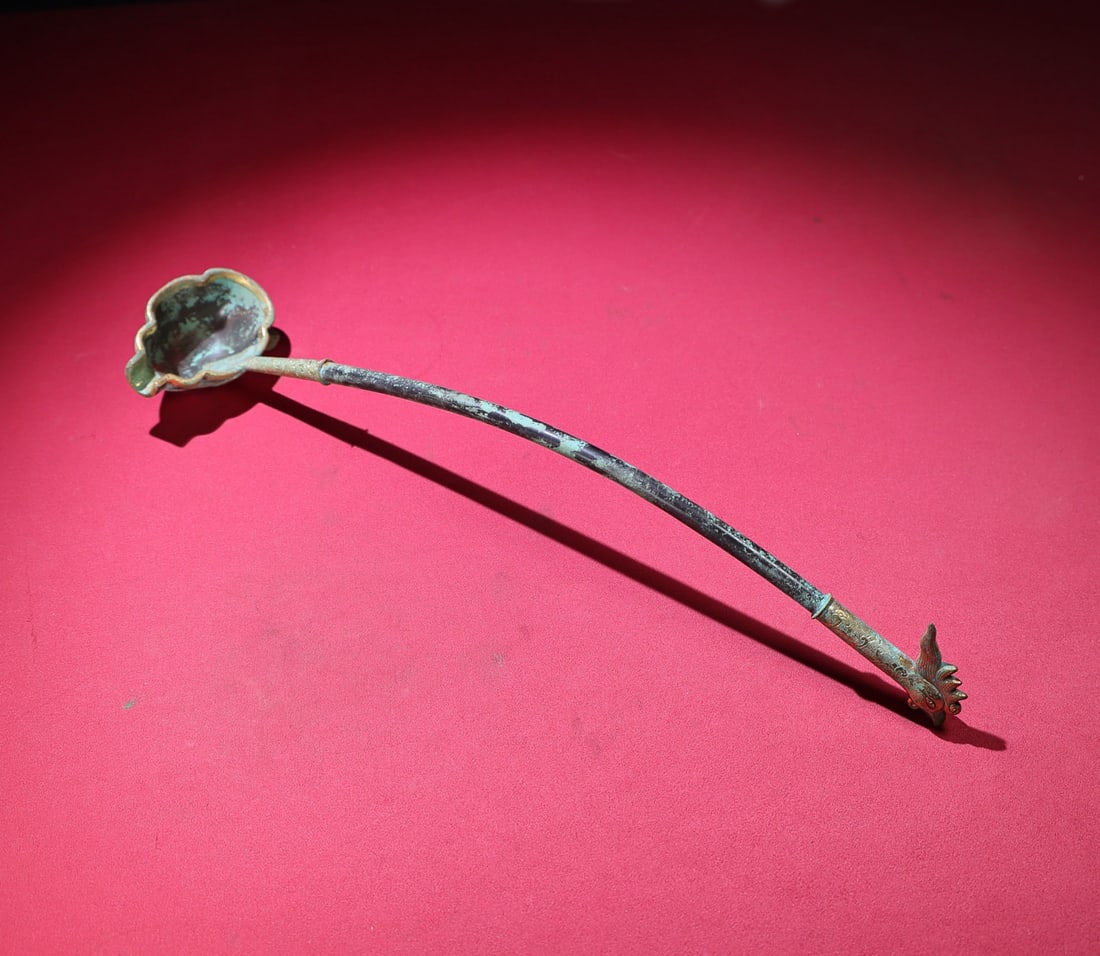 A Chinese Carved Jade Spoon with Gilt Bronze Inlaid: A Chinese Carved Jade Spoon with Gilt Bronze Inlaid. Lg. 38.7cm, Wd. 8cm, Th. 4.1cm, Wt. 144g