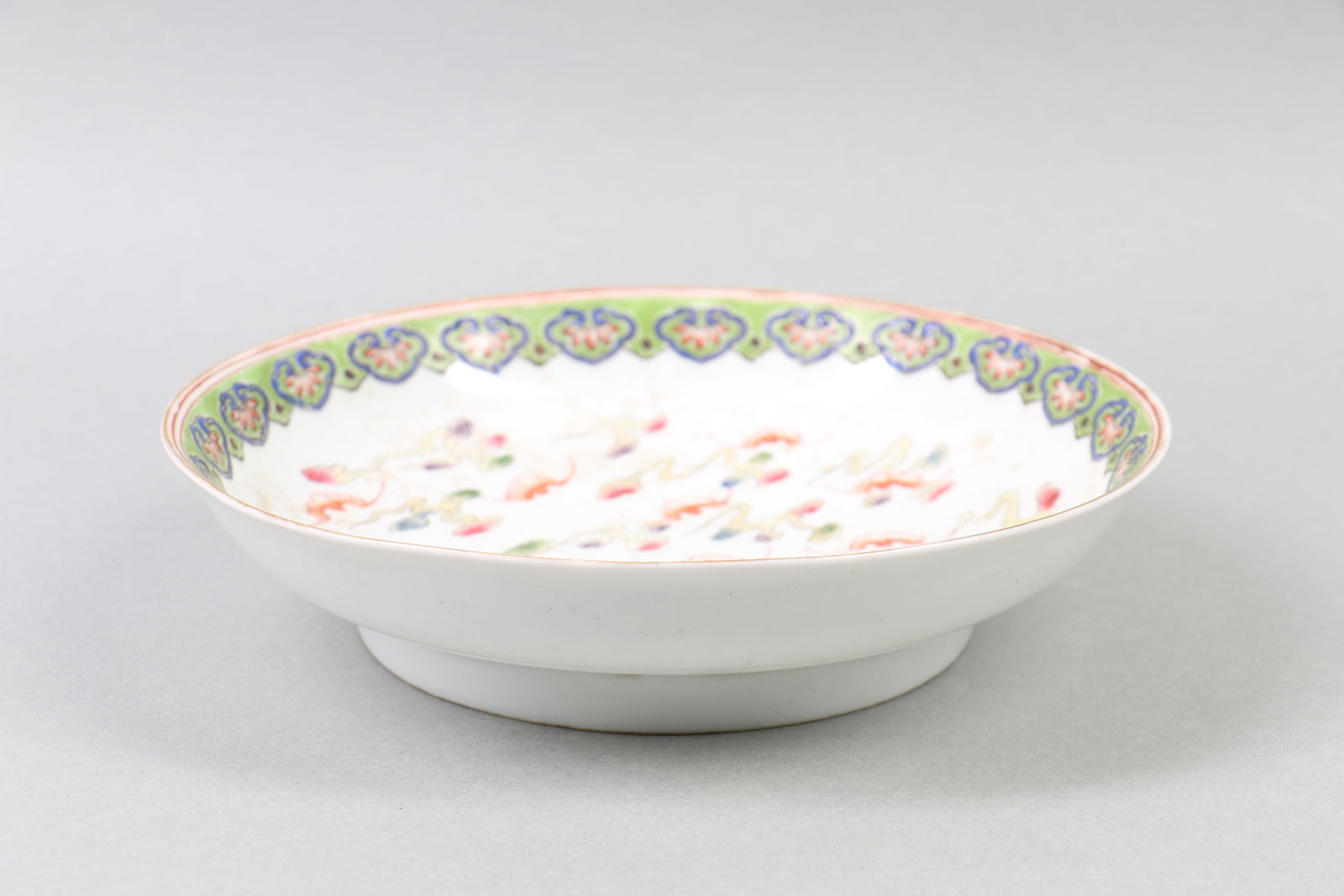 A Chinese Famille-Rose Porcelain Plate: A Chinese Famille-Rose Porcelain Plate. Diam. 21cm, Ht. 5cm